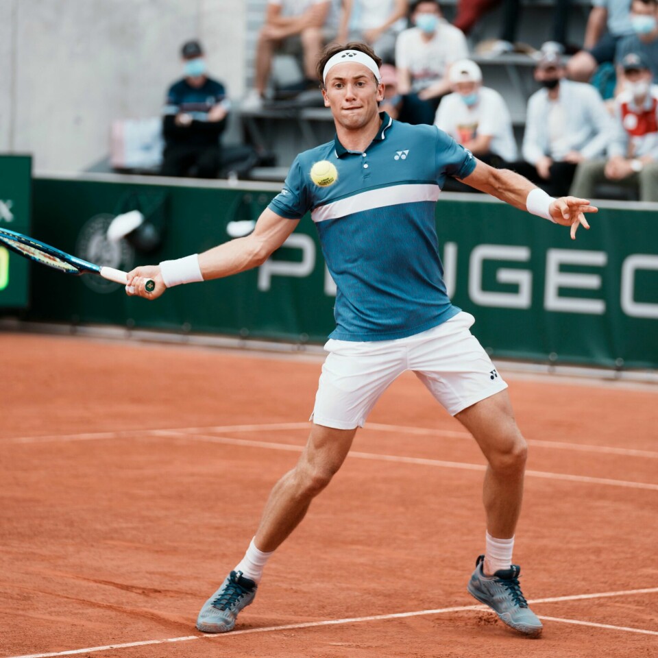 Casper Ruud spiller vanligvis ikke double i tennis. Han er rangert som nummer 14 i verden på singel. Casper Ruud reiser ikke til Tokyo-OL. Foto: Thibault Camus / AP / NTB