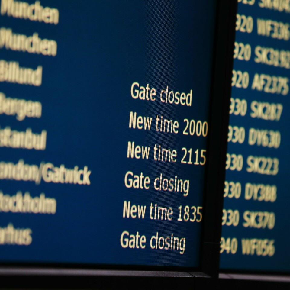 Det er mye folk på Oslo lufthavn Gardermoen mandag morgen. Allerede klokka 6.30 var det lange køer. Bildet er av to store svarte skjermer med gul skrift. De er fra Oslo lufthavn Gardermoen, og viser hvor ulike fly skal reise til og fra, og når. Illustrasjonsfoto: Håkon Mosvold Larsen / NTB