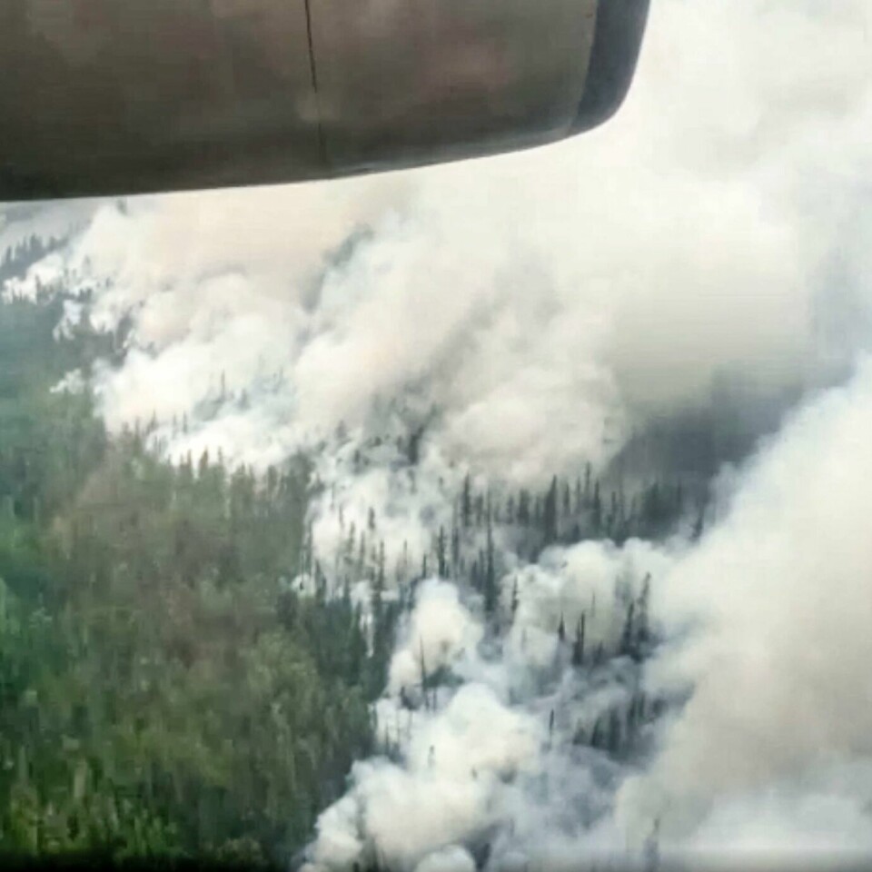 Store områder øst i Russland brenner. Bildet er av tygg røyk over store skogområder. Det brenner. Bildet er tatt fra lufta. Foto: Russian Emergency Situations Ministry / AP / NTB