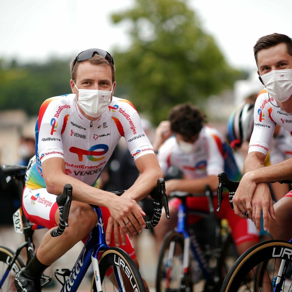 Etter en tung fjelletappe på søndag er det slutt for Edvald Boasson Hagen. Han kom seg ikke over mål før tidsfristen. Og er ute av Tour de France. Edvald Boasson Hagen sitter henslengt på sykkelen sammen med en lagkamerat.