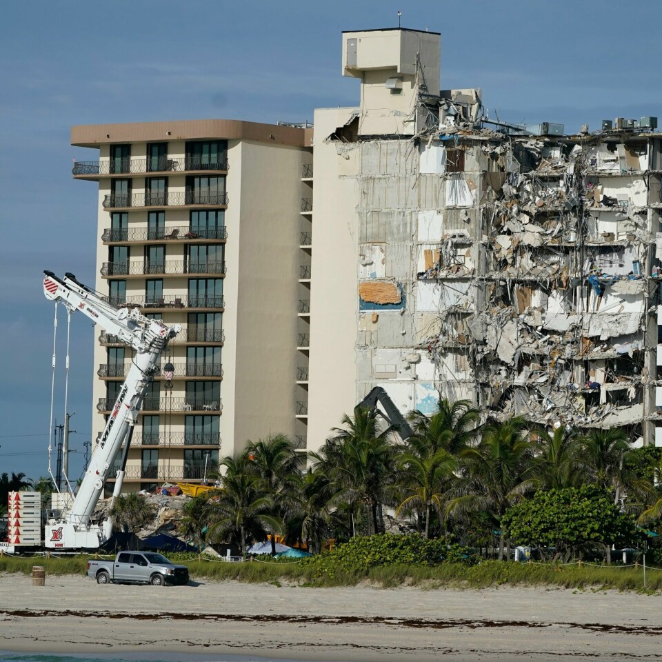 KOLLAPS: 18 mennesker er funnet døde og rundt 130 er fortsatt savnet etter at en bygning kollapset i Miami. 18 mennesker er funnet døde og rundt 130 er fortsatt savnet etter at Champlain Towers South-bygningen kollapset. Foto: Mark Humphrey / AP / NTB