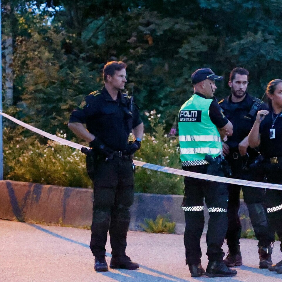 KNIVSTIKK: To personer er knivstukket i Voiebyen i Kristiansand. Fem personer er pågrepet i saken. To personer er knivstukket i Voiebyen i Kristiansand. Politiet har store ressurser på plass.Foto: Tor Erik Schrøder / NTB