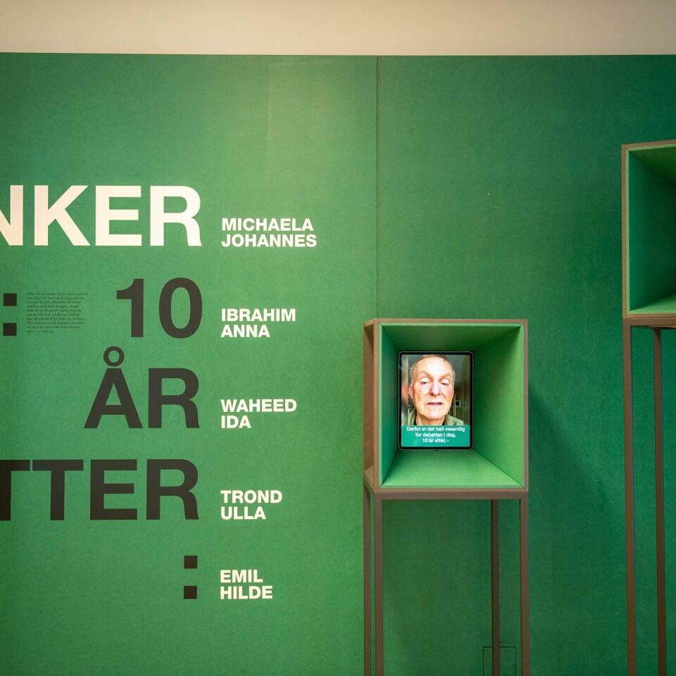 UTSTILLING: Torsdag åpner utstillingen «10 år etter» på 22. juli-senteret. Der deler både overlevende, etterlatte og folk som ikke var direkte berørt av terroren sine tanker og fortellinger. Torsdag åpner utstillingen «10 år etter» på 22. juli-senteret, hvor både overlevende, etterlatte og folk som ikke var direkte berørt av terrorer, deler sine refleksjoner. Foto: Annika Byrde / NTB