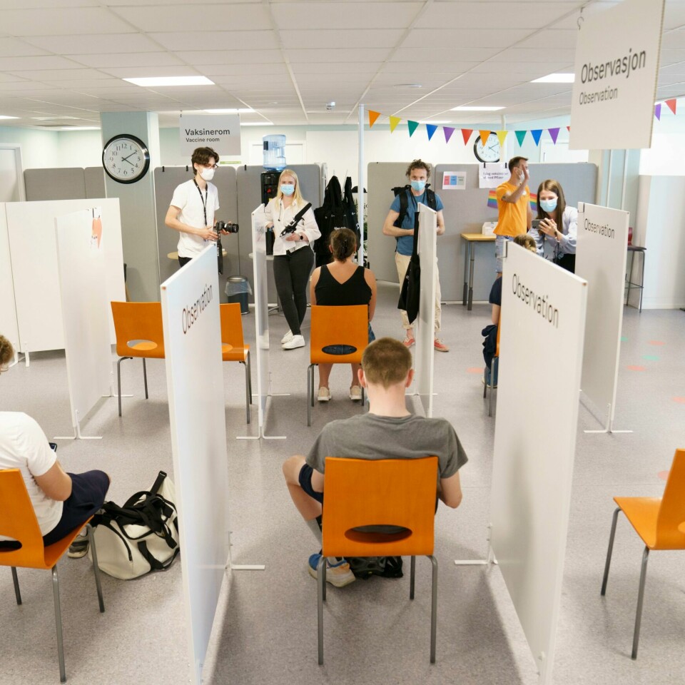 Store deler av folket har fått første dose av korona-vaksine. Direktør for Folkehelse-instituttet er veldig fornøyd med antallet. Bydel Bjerke er blant bydelene som har vært prioritert i vaksinekøen, og begynte 8. juni å vaksinere 18-åringer.Foto: Torstein Bøe / NTB