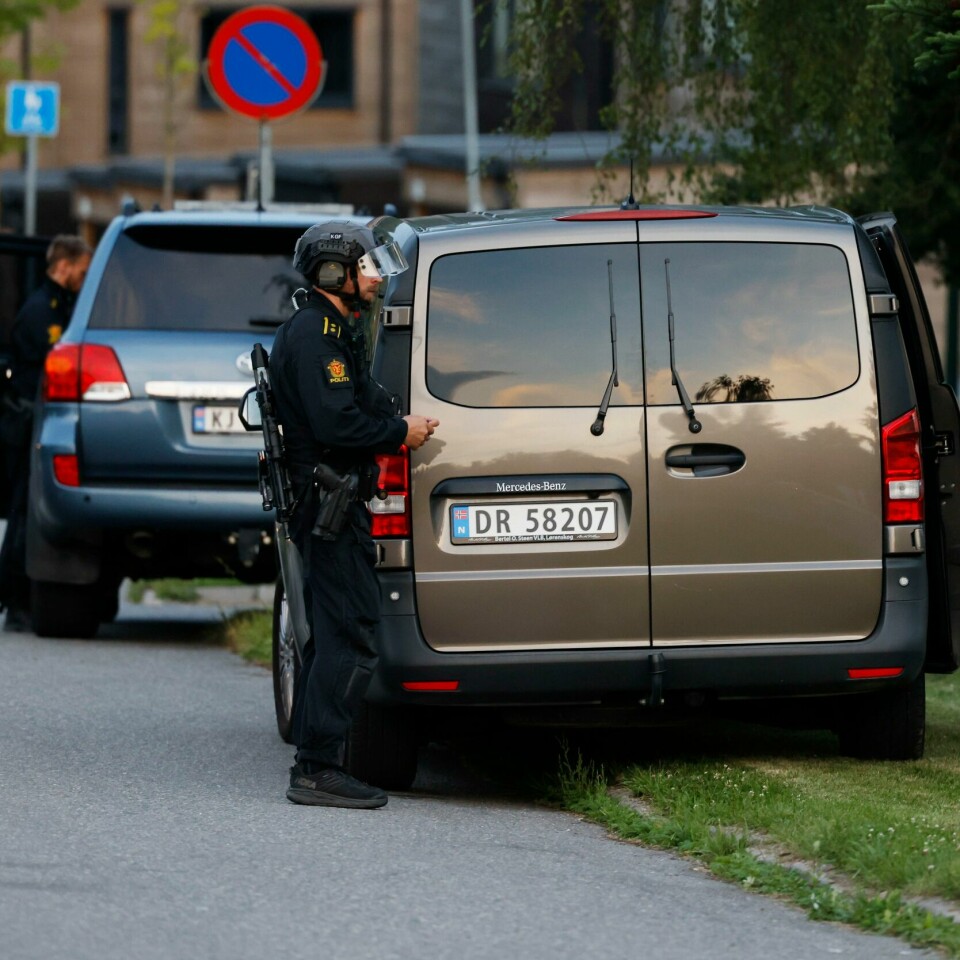 SKUDD: Politiet på stedet etter skytingen i Lørenskog tirsdag. En mann er siktet. Han er på frifot. Politiet på stedet etter skyteepisoden i Lørenskog tirsdag. Foto: Jil Yngland / NTB