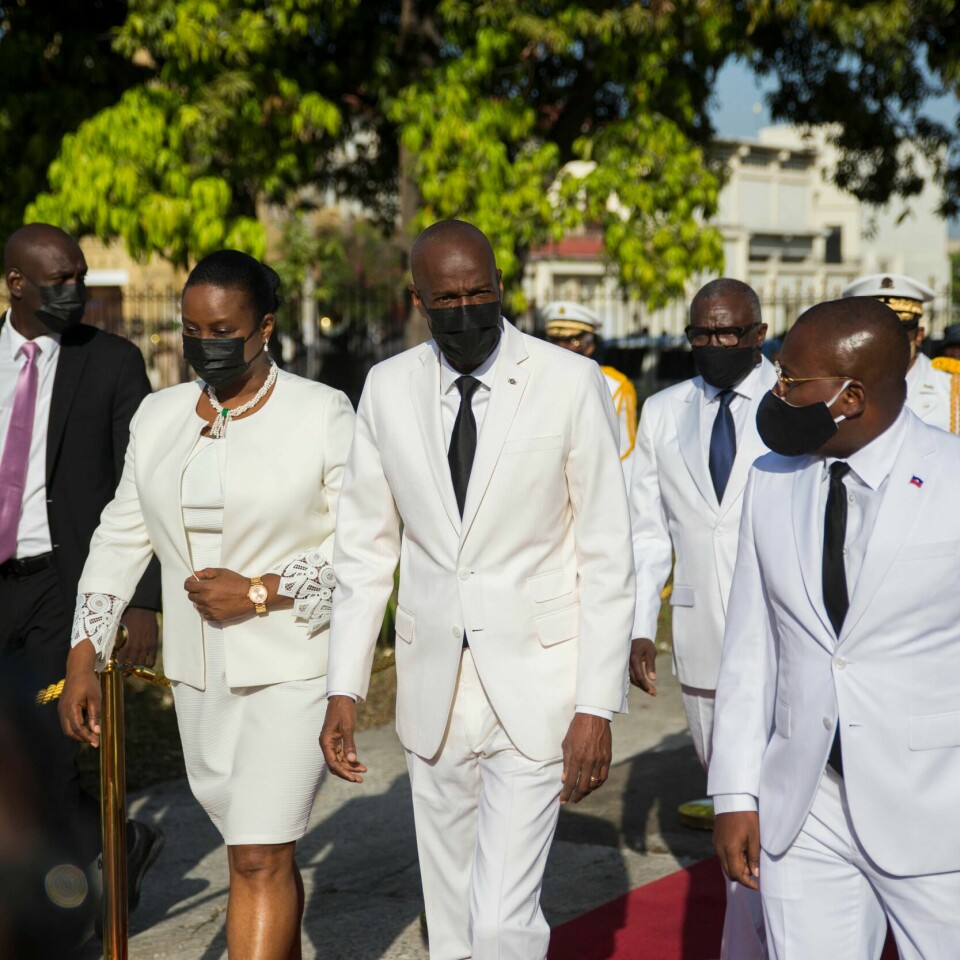 President Jovenel Moïse under et jubileum for en måned siden. Til venstre er kona Martine Moïse og til høyre er minister Clause Joseph. President Jovenel Moïse (i midten) sammen med kona Martine under en markering i Port-au-Prince i mai. Foto: Joseph Odelyn / AP / NTB
