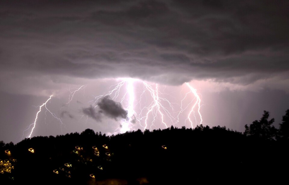LYN: Lynnedslag har drept minst 50 mennesker i India. Dette er et bilde som viser lynet over Oslo tidligere i sommer. Illustrasjonsfoto: Cornelius Poppe / NTB