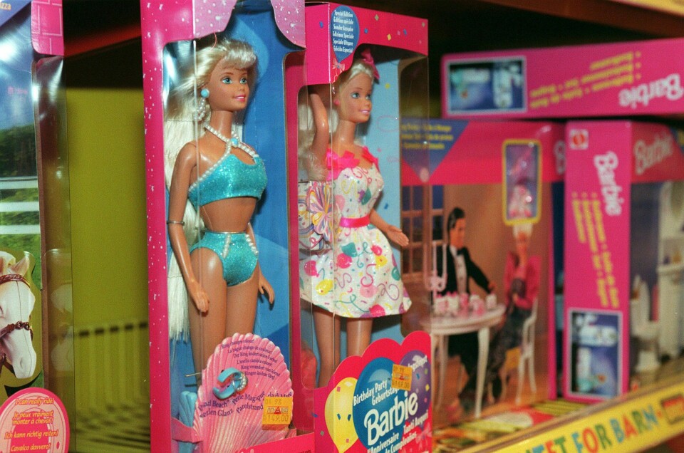 DUKKER: Barbie-dukkene har vært kritisert i mange år for å vise en usunt tynn kropp. Nå øker salget. Produsenten viser til at de har mange ulike dukker med ulike kropper. Produsenten bak Barbie, Mattel, har i årevis forsvart dukken sin og blant annet lansert henne i ulike yrker, for å vise hvor feministisk og likestilt hun er. Foto: Bjørn Sigurdsøn / NTB