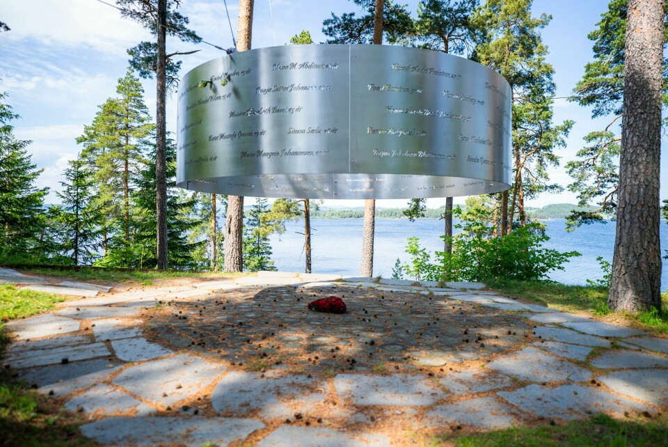 Dette minnesmerket er på Utøya. Der står navnene på alle de 69 som ble drept på øya 22. juli 2011. Minnesmerke på Utøya, der 69 personar blei drepne av Anders Behring Breivik 22. juli 2011. Denne veka blir tiårsdagen for terrorangrepa markert.Foto: Håkon Mosvold Larsen / NTB / NPK