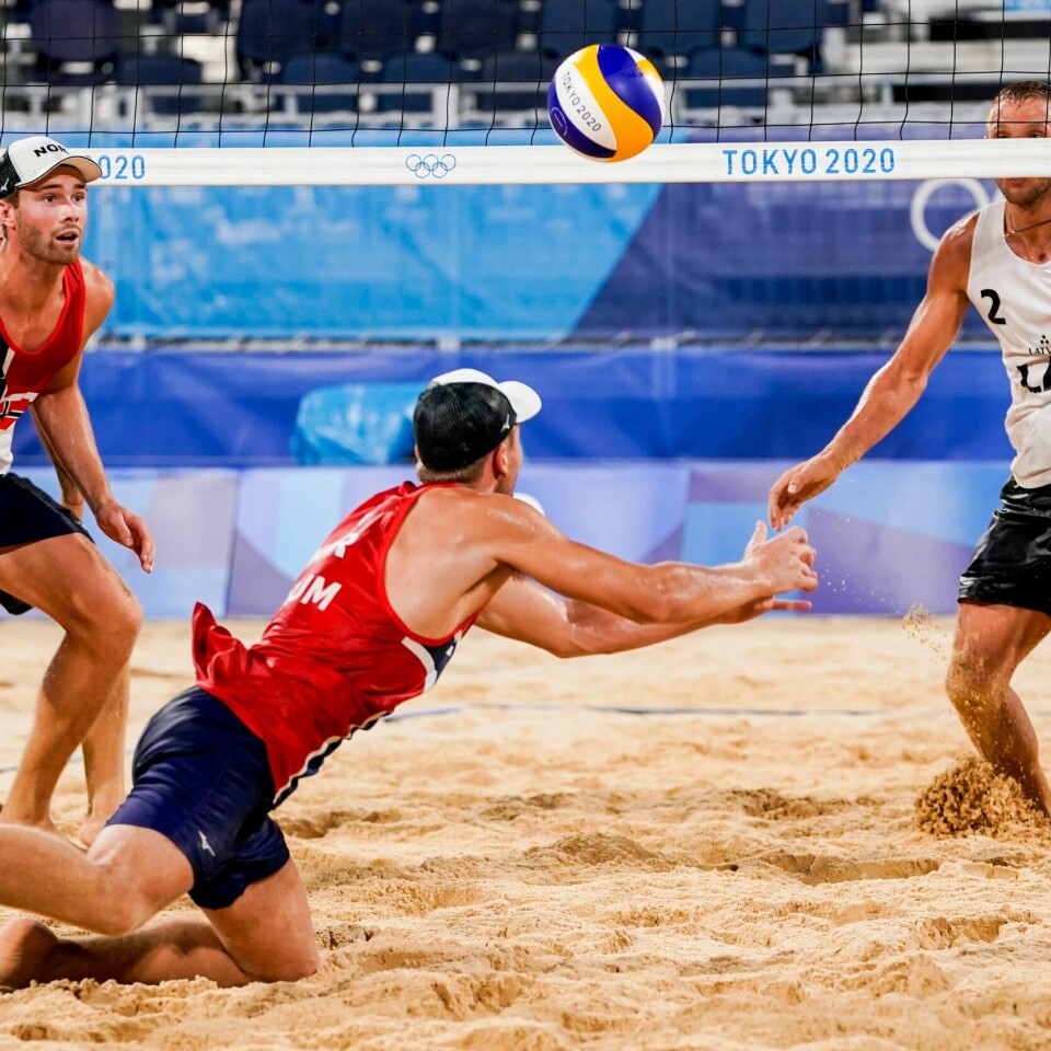 GODE: Anders Mol og Christian Sørum spilte bra mot Latvia på torsdag. Bildet viser Anders Mol og Christian Sørum under semifinalekampen i sandvolleyball mellom Norge og Latvia i OL i Tokyo.