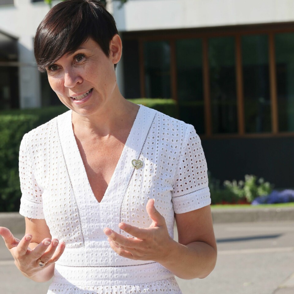 UENIG: aNorge stanser over to milliarder i støtte til Ungarn. Ine Eriksen Søreide sier de ikke klarte å bli enige. Bildet er av utenriksminister Ine Eriksen Søreide. Bildet er tatt utendørs. Det er en bygning med mørk vegg i bakgrunnen, og noe plen foran. Mesteparten av bakken er dekket av asfalt og stein. Foto: Geir Olsen / NTB
