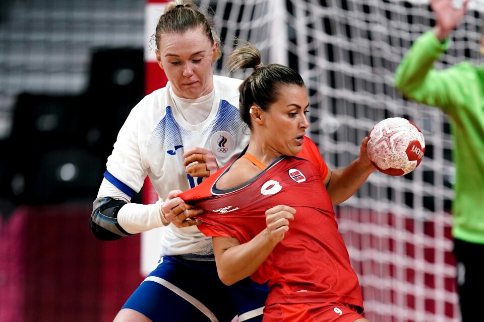 KJEMPET: Nora Mørk scorte 10 mål for Norge. Nora Mørk får hard behandling i OL-semifinalen mot ROC. Foto: Stian Lysberg Solum / NTB