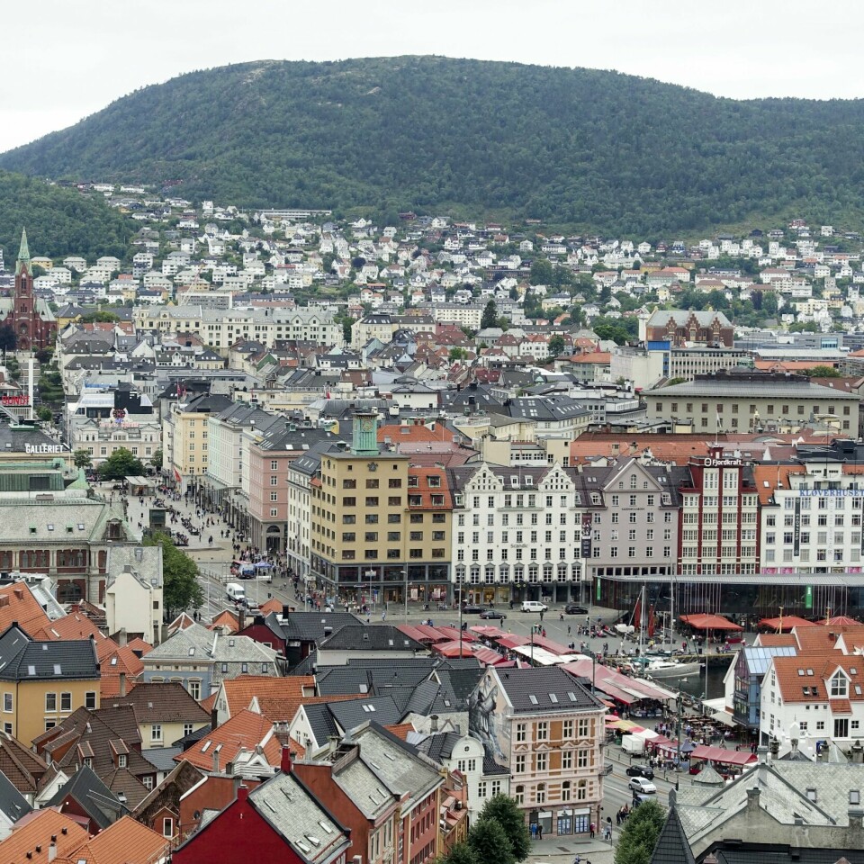 SMITTE: 103 nye ble meldt smittet med korona i Bergen det siste døgnet. Smittevern-overlegen ber folk passe på. Bildet viser Bergen sentrum med utsikt over Fisketorget og Torgalmenningen.