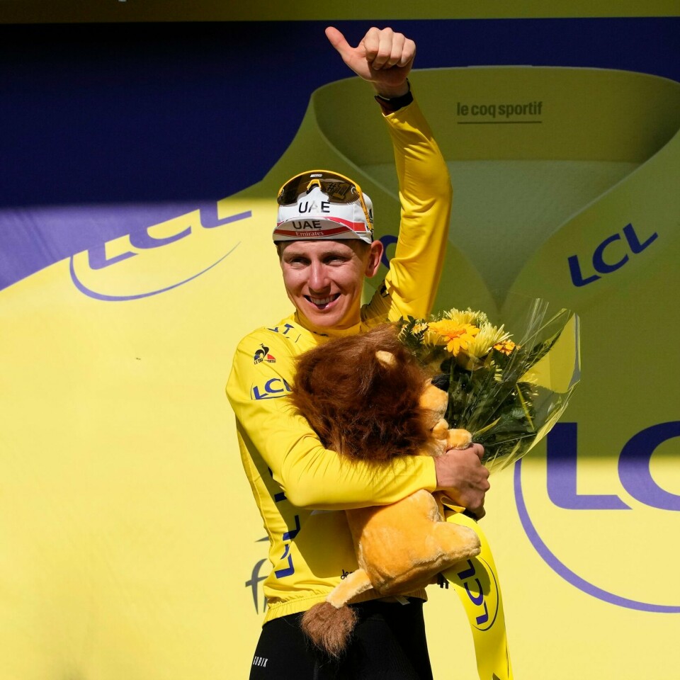For andre året på rad vinner Tadej Pogacar Tour de France (Frankrike rundt) sammenlagt. Tadej Pogacar vant som ventet Tour de France sammenlagt søndag Foto: Christophe Ena / AP / NTB