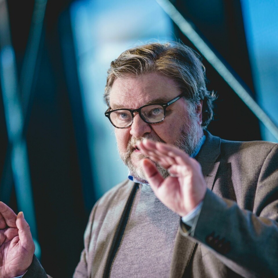 HAST: Steinar Madsen sier folk bør ta imot vaksinen så fort de får tilbudet. I flere andre land er uvaksinerte en stor andel av de som blir alvorlig syke med korona. Bildet er av Steinar Madsen i Legemiddel-verket. han holder opp hendene mens han snakker om noe. Det er store vinduer på veggen bak ham. Foto: Stian Lysberg Solum / NTB