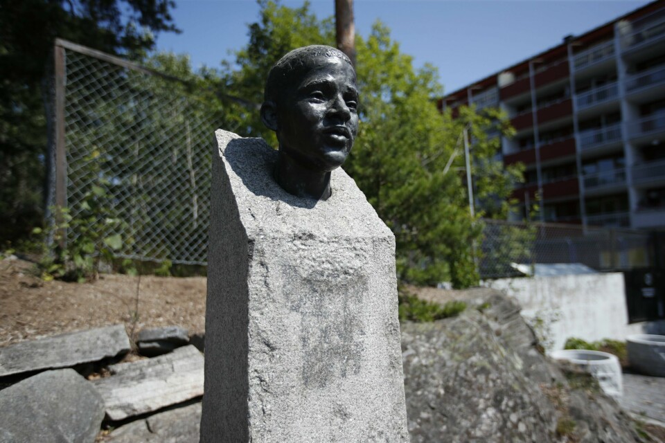 Folk i nærområdet var raske med å fjerne budskapet til støtte for Breivik. Bildet er av minnesmerket for Benjamin Hermansen. Det er en skulptur av hodet hans som står opp fra en steinblokk. Steinen er lysegrå. På framsiden er det et område i mørkere grått, hvor det var tagget støtte for høyre-eksremisme. «Breivik fikk rett» sto det. Foto: Beate Oma Dahle / NTB