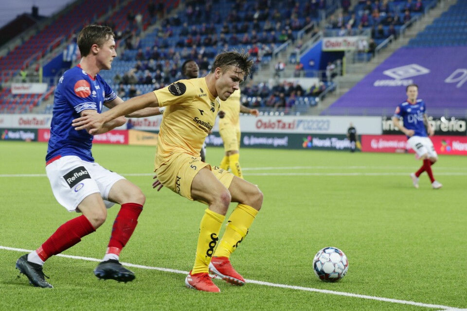 Både Christian Dahle Borchgrevink og Fredrik Bjørkan skal spille kamp i kveld. Både Vålerenga og Bodø/Glimt skal delta i den nye turneringen Europa Conference League. Bildet er av fotballspillerne Christian Dahle Borchgrevink og Fredrik Bjørkan. De er på en fotballbane. Borchgrevink har blå drakt, med hvit shorts og røde strømper. Bjørkan har gul drakt, samt shorts og strømper i samme farge. Foto: Berit Roald / NTB