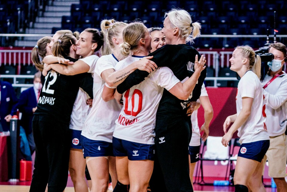 FEIRER: Kvinnelandslaget i håndball er videre til semifinale i OL. Stine Bredal Oftedal, Nora Mørk og Katrine Lunde jubler etter seieren mot Ungarn i OL.Foto: Stian Lysberg Solum / NTB
