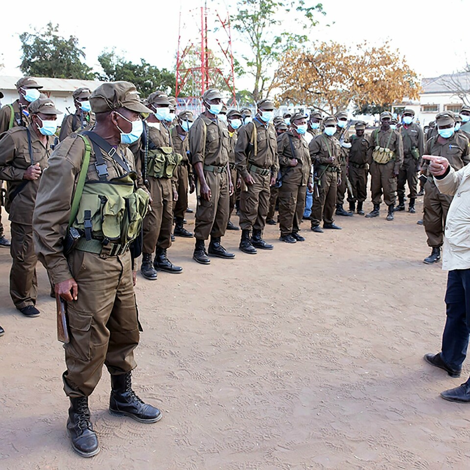 STYRKER: Presidenten Filipe Nyusi av Mosambik møter styrkene som kom fra Rwanda. Mosambiks president Filipe Nyusi inspiserer soldater fra Rwanda. Foto: Mosambiks presidentembete / AP / NTB