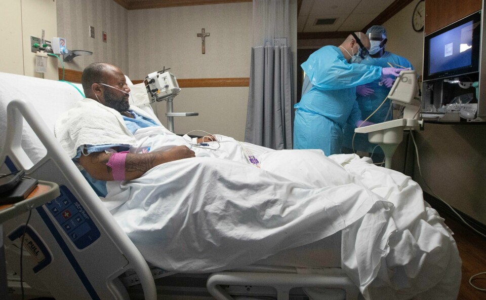 SYK: En mann blir behandlet for covid-19 i Baton Rouge i Louisiana. Foto: Ted Jackson / AP / NTB Bildet viser en mann som blir behandlet for covid-19 i Baton Rouge i Louisiana. Foto: Ted Jackson / AP / NTB