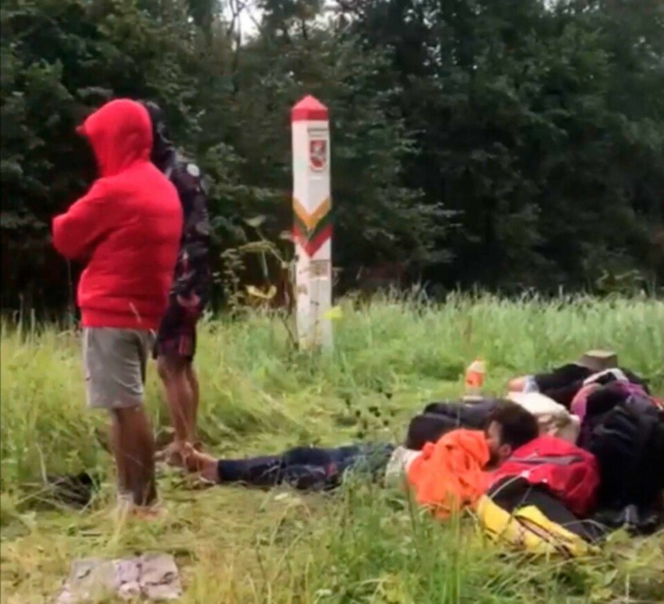 KRYSSER: Flere migranter skal ha blitt sendt over grensa til land som ligger ved Hviterussland. De skal ha blitt sendt dit som en hevn fra presidenten i landet. Bildet er av migranter på grensa mellom Litauen og Hviterussland. Foto: Belarusian State Border Committee / AP / NTB