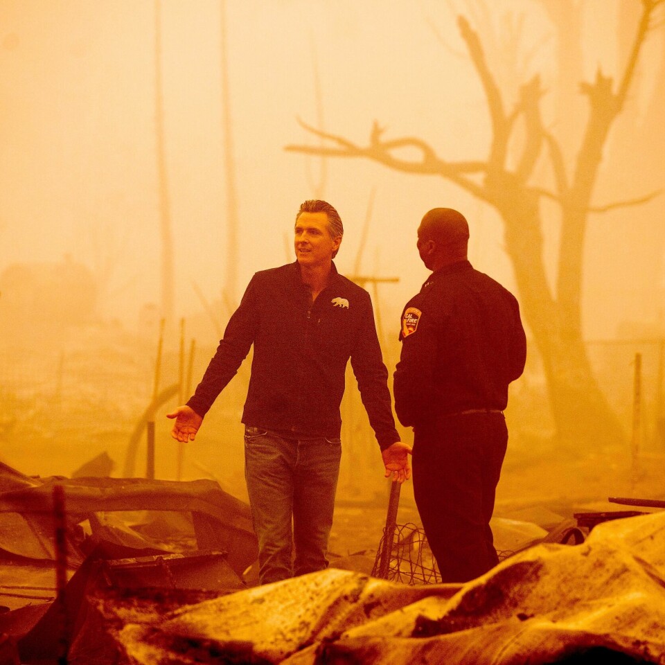 ØDELAGT: Californias guvernør Gavin Newsom besøkte lørdag ruinene av byen Greenville. Nesten hele byen er ødelagt av brannen Dixie. Bildet viser Californias guvernør Gavin Newsom som var lørdag på befaring i Greenville. Store deler av byen var blitt ødelagt av Dixie-brannen.