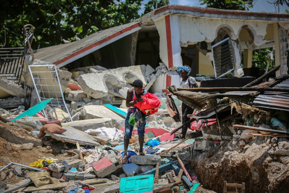 KORT TID: De som leter etter familie-medlemmer i Haiti begynner å få kort tid. En tropisk storm er på vei mot landet. Bildet viser ødelagte boliger etter jordskjelvet på Haiti.