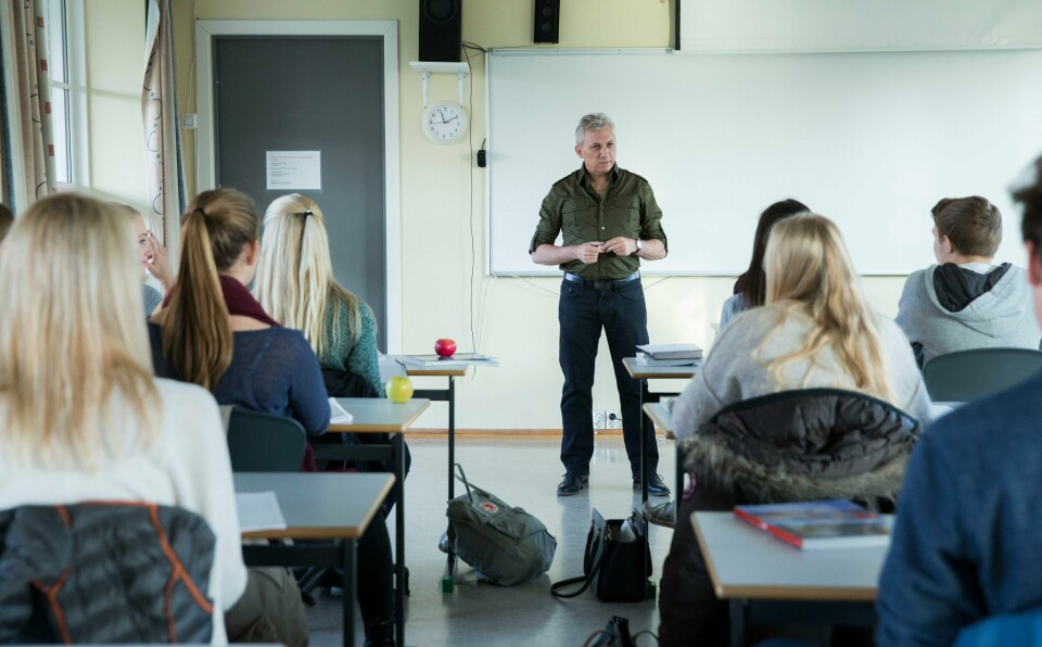 LÆRER: Det har blitt færre elever per lærer i norsk grunnskole. Ein ny studie viser at fråværsgrensa har vore vellykka, men at det samtidig er ei rekke utfordringar. Fråværsgrensa bør kanskje ikkje gjenoppstå i si opphavlege form, åtvarar forskar. Illustrasjonsfoto: Berit Roald / NTB / NPK