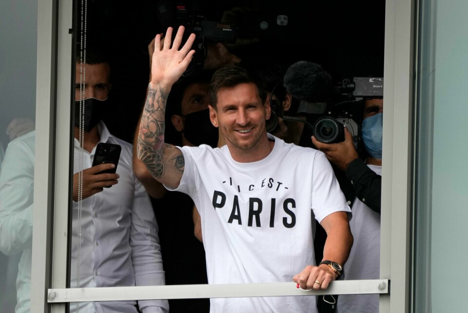 NY KLUBB: For første gang på 21 år skifter Lionel Messi fotballklubb. Han forlater Barcelona til fordel for Paris Saint-Germain. Lionel Messi var ikledd en Paris-skjorte og vinket til PSG-fansen da han ankom den franske hovedstaden tirsdag. Foto: Francois Mori / AP / NTB