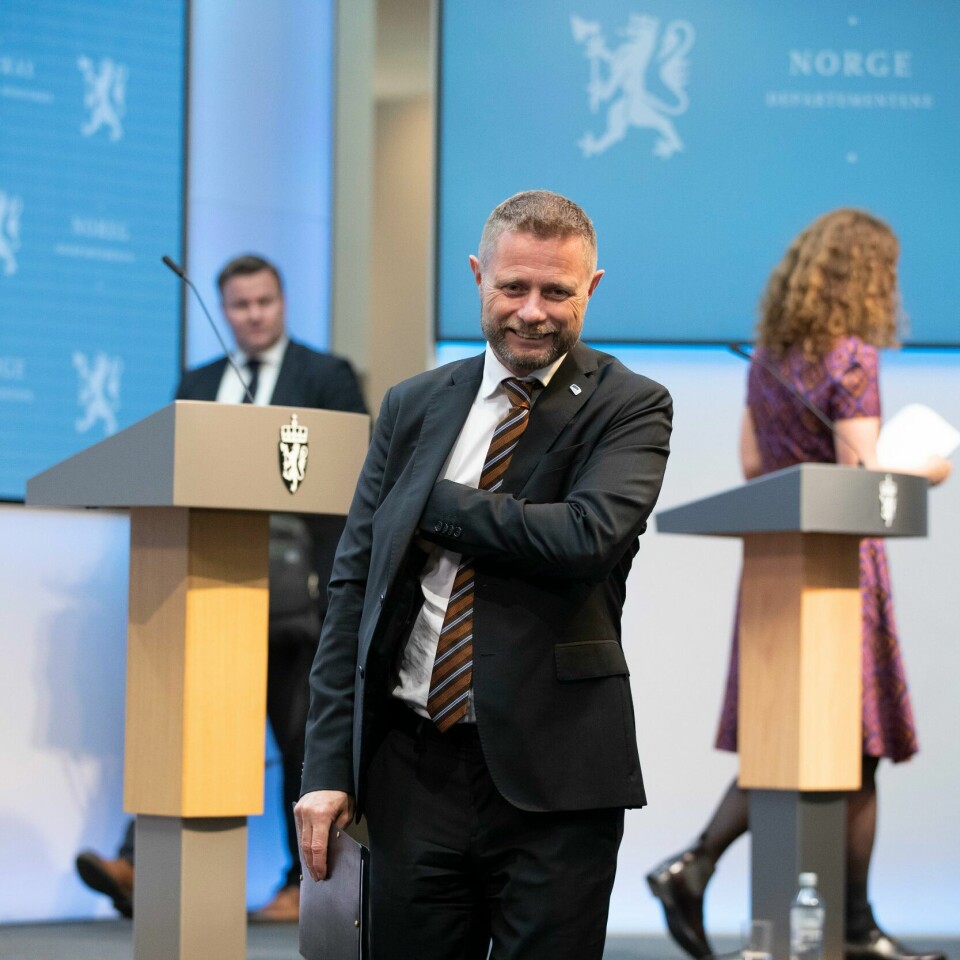 FÅ: Bent Høie sier det neppe blir veldig mange syke barn med korona på samme tid. Han sier også at de fleste barn vil tåle korona uten å bli veldig syke. Ventetiden i psykisk helsevern og rusbehandling har blitt lite påvirket av pandemien. Helse- og omsorgsminister Bent Høie mener det vitner om betydelig innsats blant dem som jobber hos disse tjenestene. Foto: Berit Roald / NTB