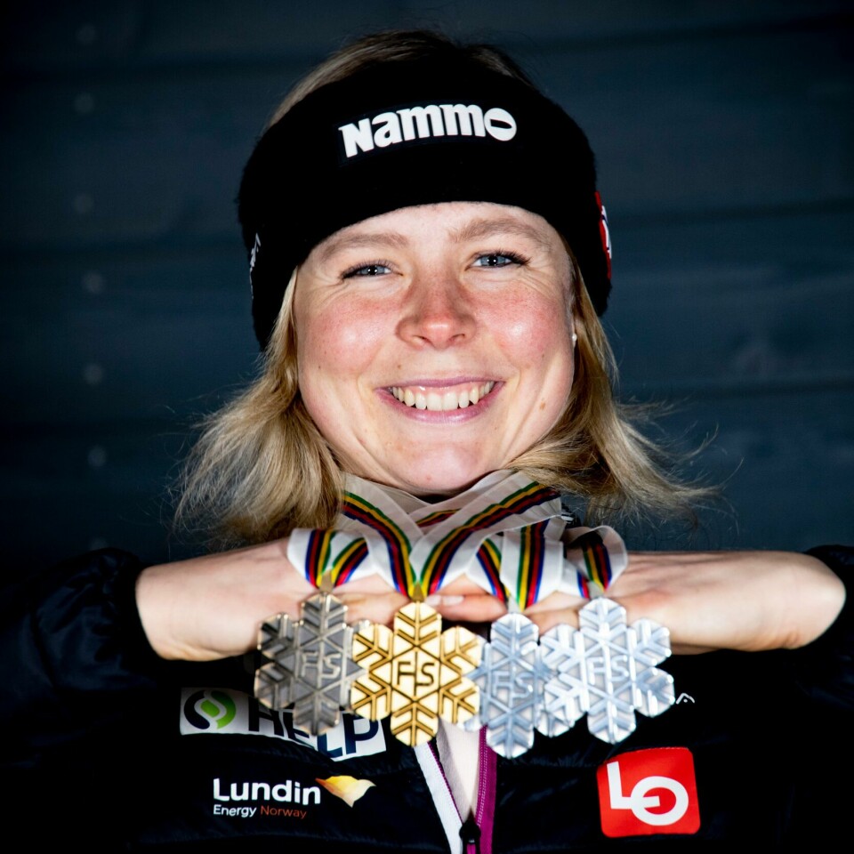 DANSING: Maren Lundby tok fire medaljer under ski-VM i februar. Det ble ett gull og tre sølv. Nå er hun klar for «Skal vi danse». Bildet viser Maren Lundby med fire VM-medaljer.