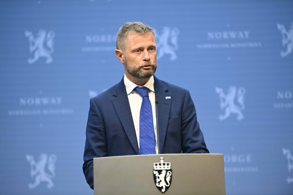 HELSEMINISTER: Bent Høie ser lyst på fremtiden med korona-viruset. Men ber folk fortsatt passe på seg selv og andre. Helse- og omsorgsminister Bent Høie under regjeringens pressekonferanse om koronasituasjonen fredag. Foto: Annika Byrde / NTB