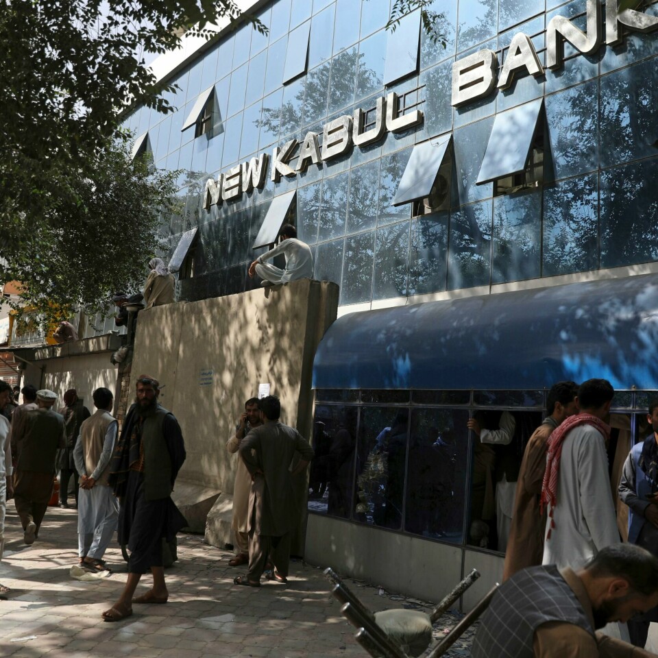 KAOS: Folk står timevis i kø for å ta ut pengene sine i minibanker i Kabul. Taliban har tatt kontrollen over hovedstaden i Afghanistan. Foto: Rahmat Gul / AP / NTB Folk står timevis i kø for å ta ut pengene sine i minibanker i Kabul. Foto: Rahmat Gul / AP / NTB