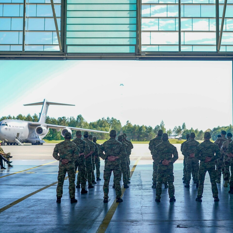 ANSVAR: Flere norske veteraner mener Norge har et ansvar for de afghanske eks-ansatte. Flere av dem kan være i fare når Taliban har tatt tilbake makta i landet. Bildet er av mottakelse for de siste norske soldatene som kom hjem til Norge fra Afghanistan. Flere soldater er stilt opp i en hall for å ønske dem velkommen. Det er et fly på bakken. Foto: Fredrik Hagen / NTB