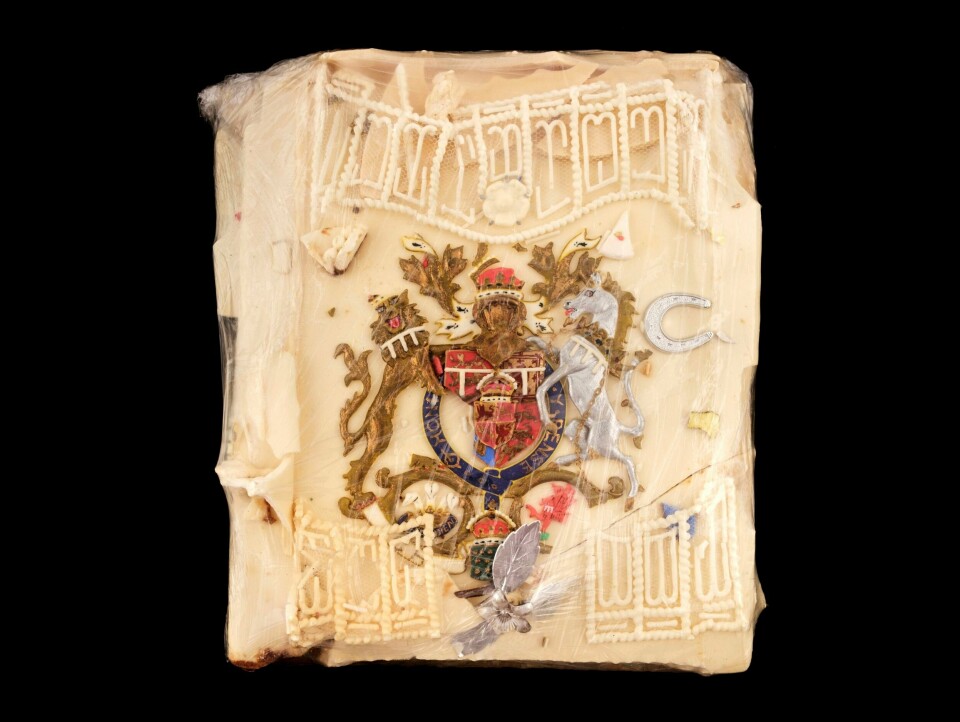 SELGES: Dette kakestykket fra bryllupet til Charles og Diana i 1981 selges onsdag på auksjon. Dette kakestykket fra bryllupet til Charles og Diana i 1981 skal selges på auksjon 11. august. Det sies å være i utmerket stand, men auksjonarius advarer mot å spise det.Foto: AP / NTB