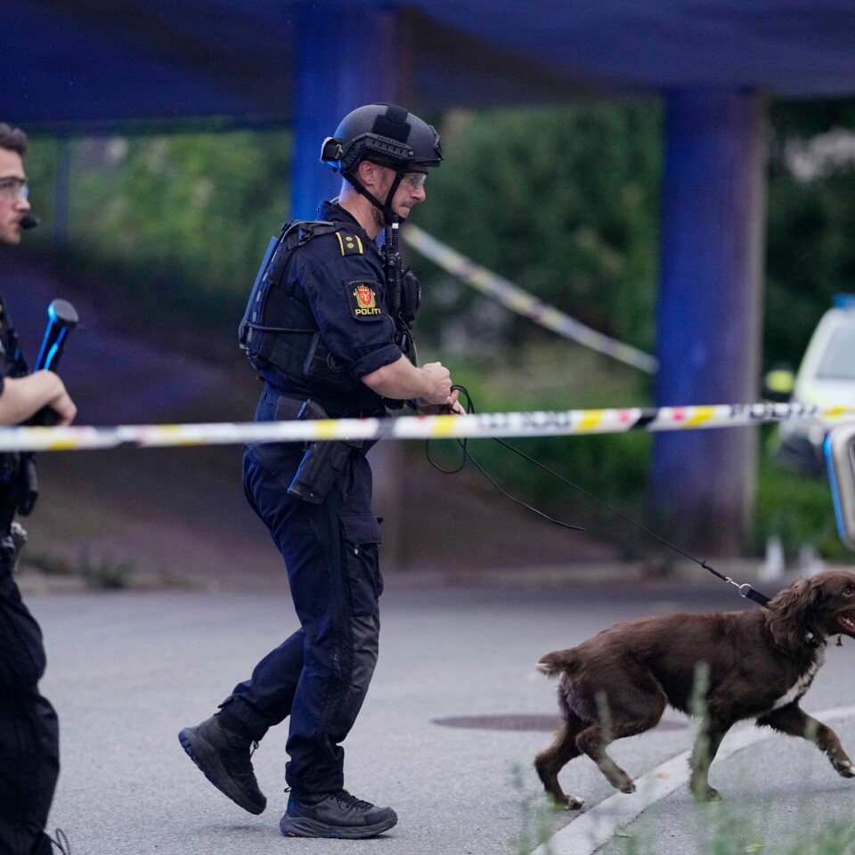 STRAFFSKYLD: Personen som er siktet i skytingen på Skøyenåsen søndag kveld nekter straffskyld. Mener det var selvforsvar. Politiet er på stedet med store styrker etter at to personer ble skutt på Skøyenåsen T-banestasjon i Oslo søndag kveld. Foto: Fredrik Hagen / NTB