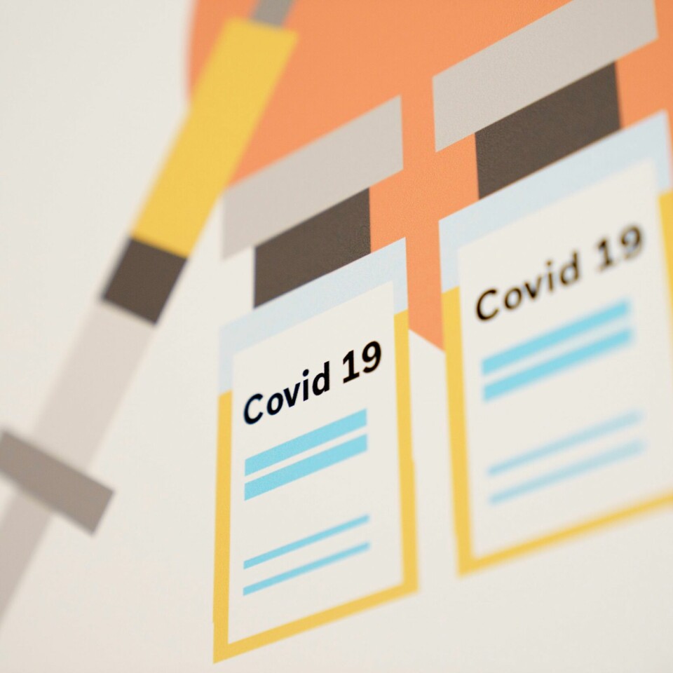 VAKSINERT: Tallene på korona-smittde øker. Men over 2 millioner mennesker i Norge har fått vaksine. Foto: Torstein Bøe / NTB Bildet viser en plakat der det står covid-19, som er sykdommen fra korona-viruset. Smitten stiger i Norge igjen.Foto: Torstein Bøe / NTB