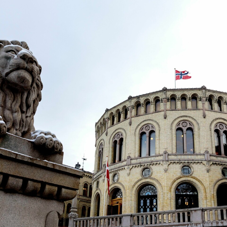 VIKTIG: Ni av ti spurte sier at Stortinget er viktig for demokratiet i Norge. Åtte av ti sier de har tillit til Stortinget. Bildet er av fasaden og inngangen på Stortinget. I forgrunnen på venstre side av bildet er en av riksløvene hugget i stein. Den ligger. Foto: Gorm Kallestad / NTB