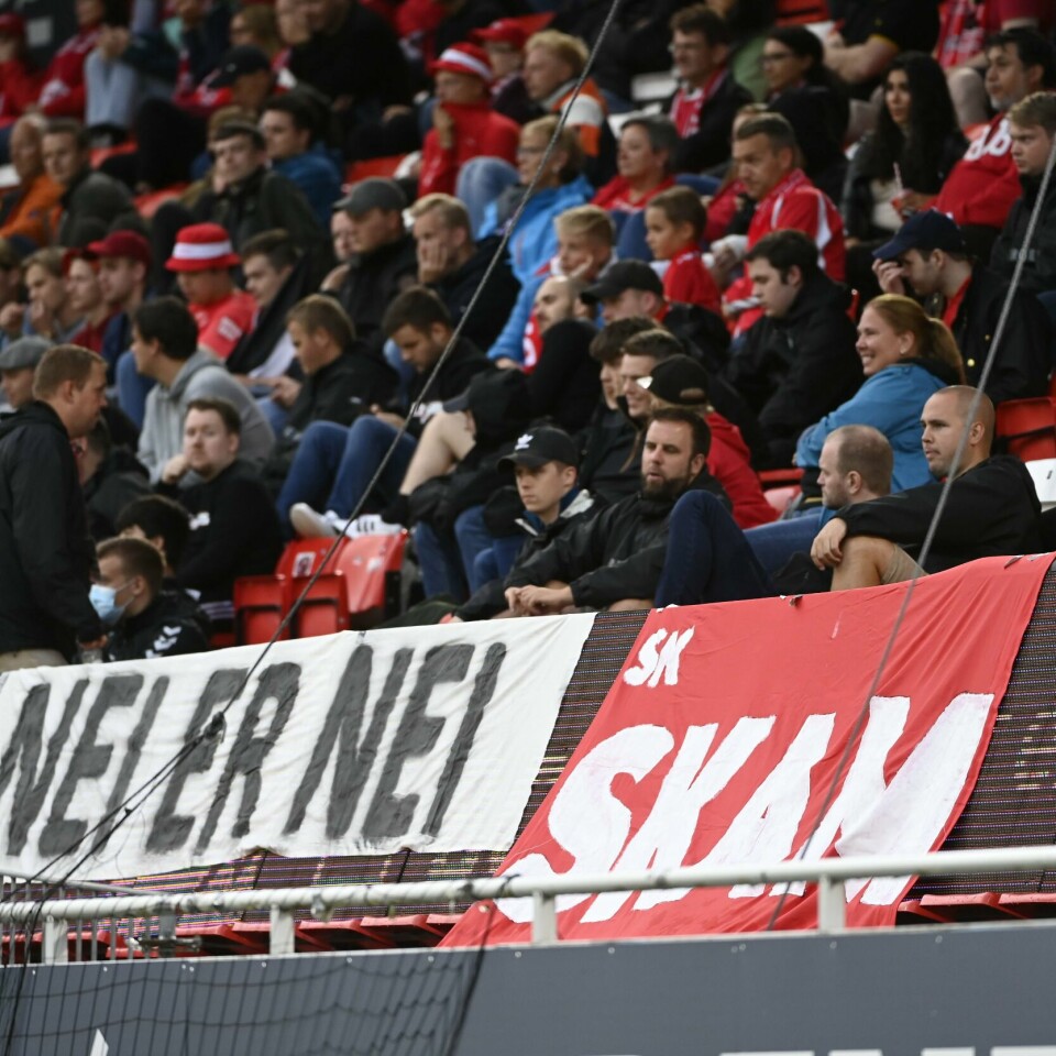 MISTENKT: En person er mistenkt for seksuelt overgrep under en fest på Brann stadion forrige uke. Brann-supportere hadde med et banner der det sto «SK Skam» til søndagens kamp mot Sandefjord. Foto: Marit Hommedal / NTB