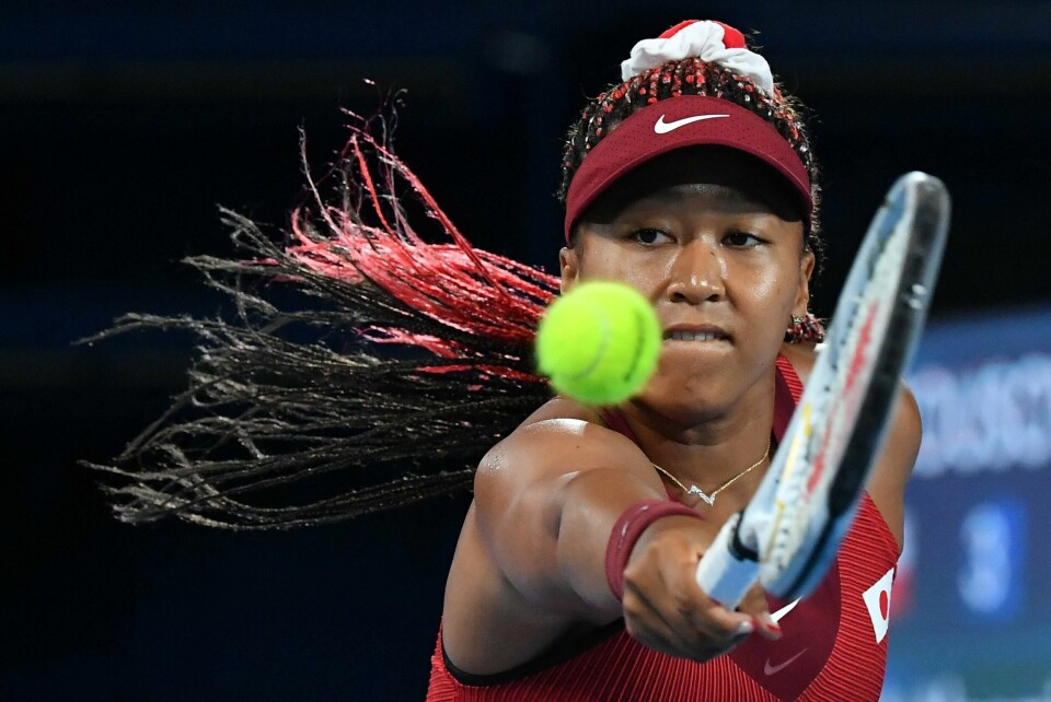 HJELP: Naomi Osaka har en far fra Haiti. Nå håper hun å gjøre det bra i sin neste turnering. For hun vil gi premien til ofrene for helgas jordskjelv på Haiti. Bildet er av tennisspilleren Naomi Osaka. Hun ser fokusert på en grønn tennisball som hun er i ferd med å slå.