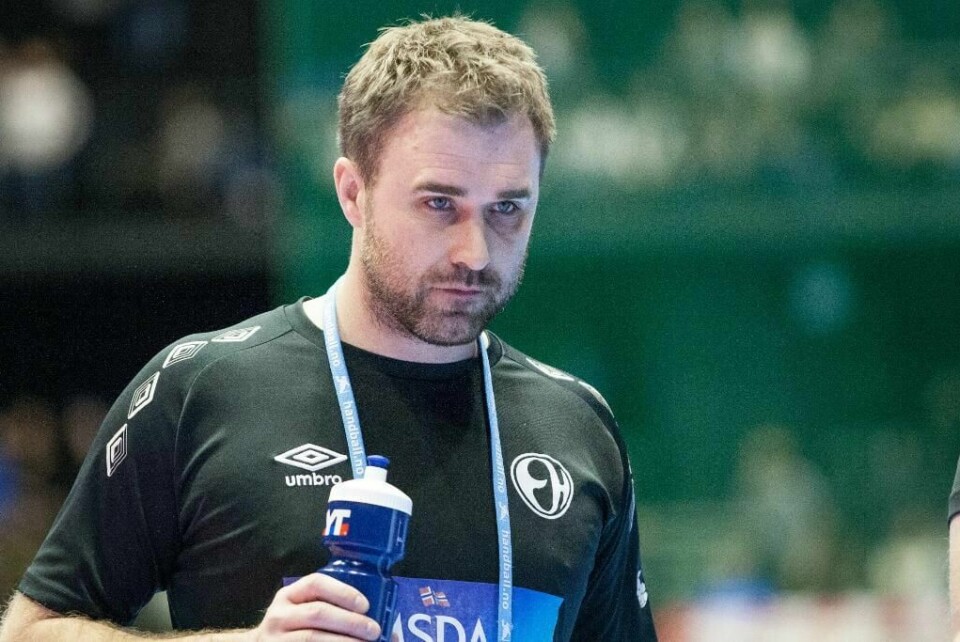 VILJE: Fire av Elverums spillere fikk rødt kort. Trener Michael Apelgren innrømmer at det var med vilje.