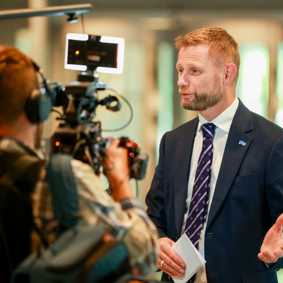GJENÅPNING: Bent Høie sier at regjeringen ikke har tatt et valg på om de skal åpne opp eller ikke. De følger situasjonen tett. Helse- og omsorgsminister Bent Høie (H) sier at den siste tidens meningsmålinger oppleves som en motivasjon i Høyre. Foto: Beate Oma Dahle / NTB