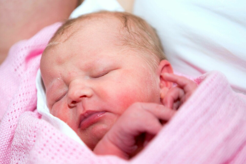 FLERE FØDSLER: Det har vært flere fødsler under pandemien. Ekspertene er overrasket. Et nærbilde av en baby kledd inn i et rosa håndkle.