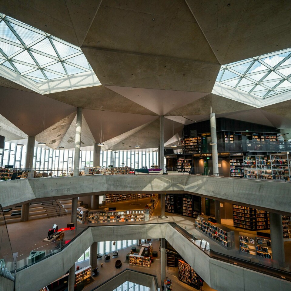 PRIS: Oslos nye hovedbibliotek fikk torsdag prisen Årets folkebibliotek 2021. Bildet viser interiøret i Deichman-biblioteket Bjørvika i Oslo.