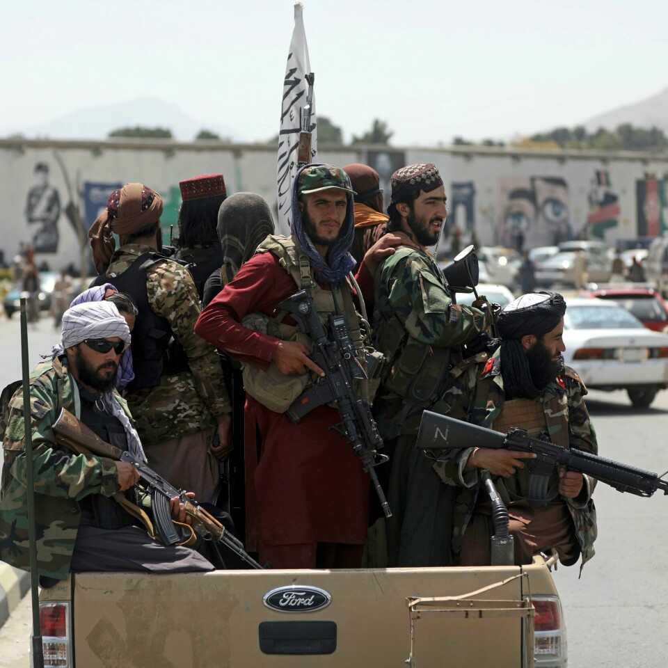 KONTROLL: Taliban styrer Afghanistan etter at vestlige land har trukket seg ut. Taliban sender krigere til Panjshirdalen for å slå ned tilløp til motstand. Disse Taliban-krigerne patruljerte i forrige uke i Kabul. Foto: AP / NTB