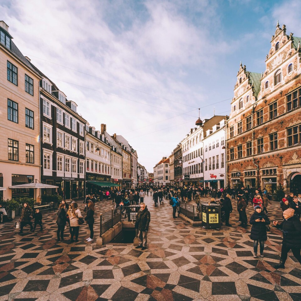ÅPNER: Snart blir livet som før i København. STØRST I NORDEN: København har det største sammenhengende bilfrie området blant nordiske storbyer. Området har blitt trinnvis utvidet siden 60-tallet. De fleste turister legger turen om Nordens lengste handlegate, bilfrie Strøget. Foto: Erik Hageman / Copenhagen Media Center