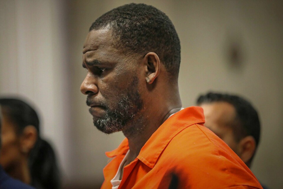 OVERGREP: R. Kelly sier anklagene mot han ikke stemmer. Men han kan få livstid i fengsel hvis han blir dømt. Han er blant annet tiltalt for overgrep. Bildet viser R. Kelly under et rettsmøte i Chicago i 2019.