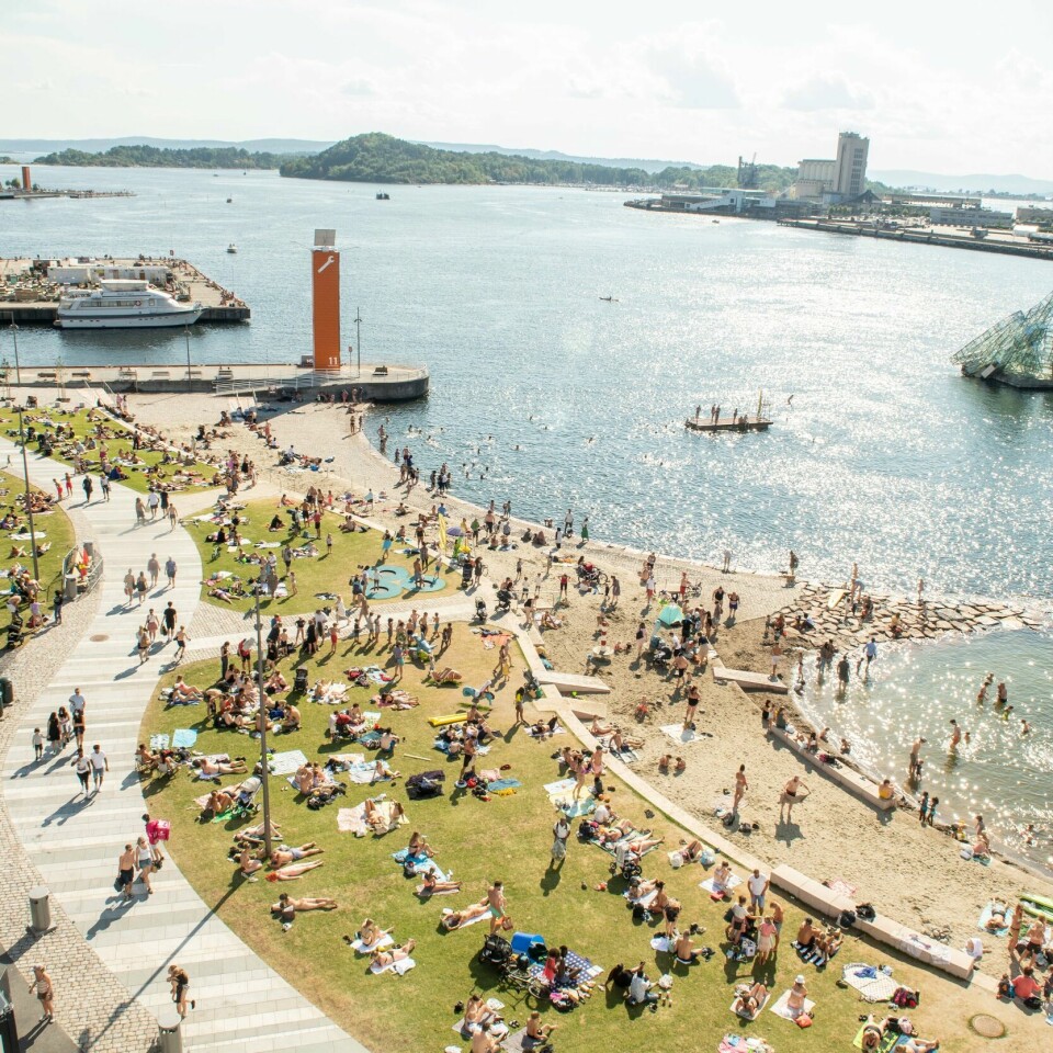 SVØMMING: Norske voksne er dårligere til å svømme enn svensker og dansker. Det viser en undersøkelse. Bildet viser folk som bader fra Operastranda i Oslo.