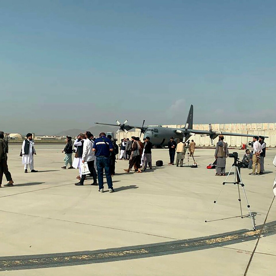 KONTROLL: Taliban har tatt kontroll over flyplassen i Kabul. Taliban-medlemmer gikk rundt ute på rullebanen på flyplassen i Kabul tirsdag. Foto: Kathy Gannon / AP / NTB