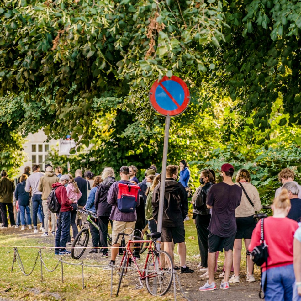OSLO: Her står folk i kø for å teste seg for korona-viruset i Oslo. Nå er det utført over 7 millioner koronatester her i landet. Her står folk i kø for å teste seg på Adamstuen teststasjon i Oslo. Foto: Stian Lysberg Solum / NTB
